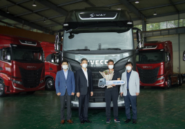 이베코, 플래그십 트랙터 ‘S-WAY’고객 인도 시작…카고와 덤프트럭은 10월 중 출시 